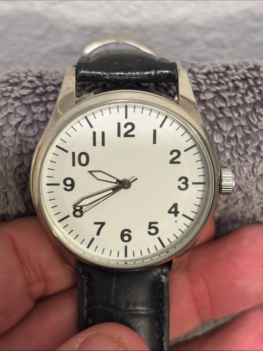 Minimalist Black Leather-Strap Analog Watch with White Dial